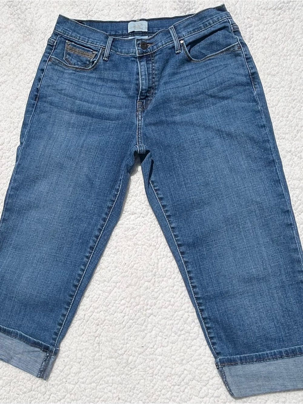 Levi’s Women’s Cropped Mid Rise Capri Jeans
